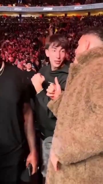 🙃 Кто-то в UFC додумался посадить Тома Аспинала рядом с смотреть онлайн