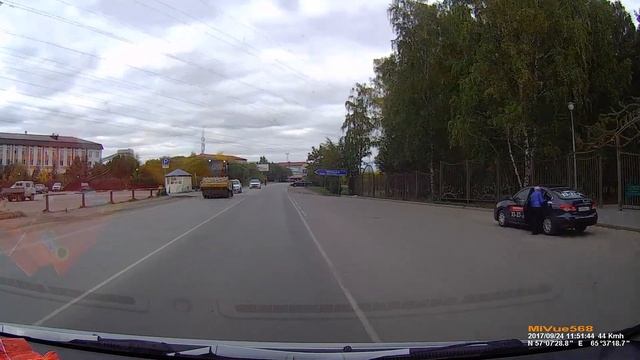 Каток-уплотнитель на дороге своим ходом смотреть онлайн