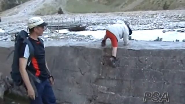 по бордюру.