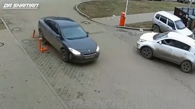 АВТО ПРИКОЛЫ БАБЫ ЗА РУЛЕМ ДОРОЖНЫЕ ПРИКОЛЫ смотреть онлайн