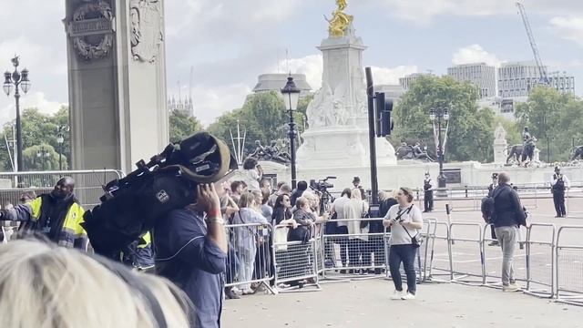 Як прощалися з королевою Єлизаветою ІІ. Репортаж наших студентів із Лондона.