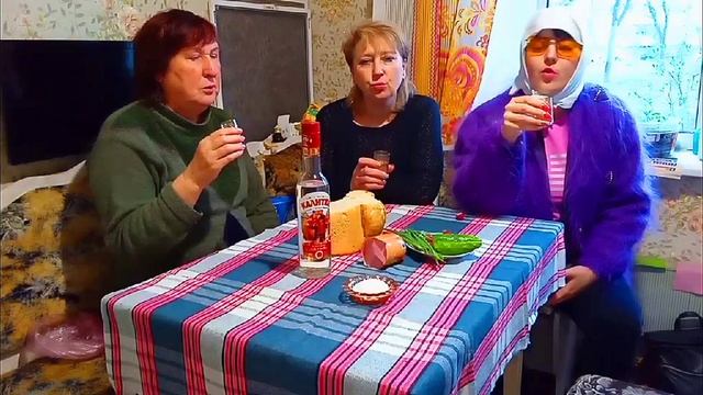 БАБУЛЬКИ ПОЗДРАВЛЯЮТ С ДНЁМ СВАДЬБЫ И ПОЮТ!!! смотреть онлайн