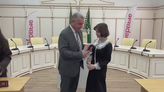 06-05-2025 г. Глава района вручил паспорта юным жителям района смотреть онлайн