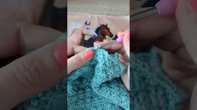 ВЯЖУ КЛАССИЧЕСКИЙ ЖЕНСКИЙ СВИТЕР, НО НЕОБЫЧНЫМ СПОСОБОМ СПИЦАМИ И КРЮЧКОМ БЕЗ НАКИДА #вяжунетужу смотреть онлайн