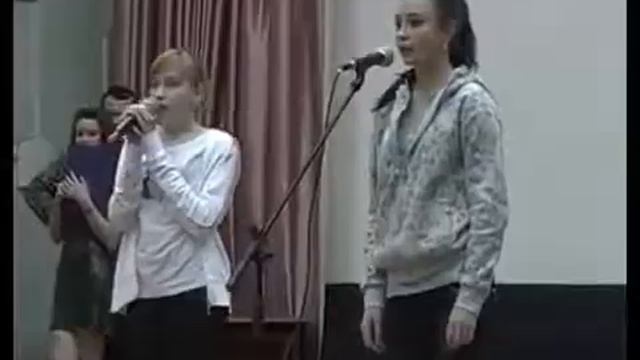 Смешное выступление девушек на школьном концерте смотреть онлайн