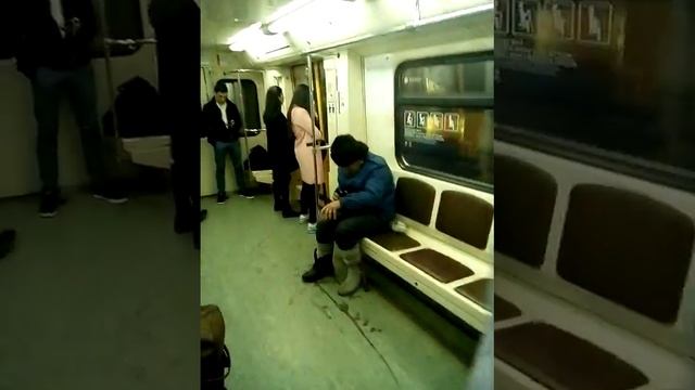 Бомж в метро прикол смотреть онлайн
