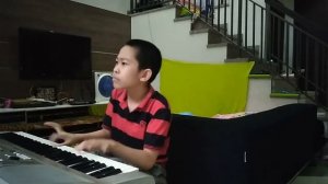 мальчик с ума сошел играет на пианино сумасшедший палец 8