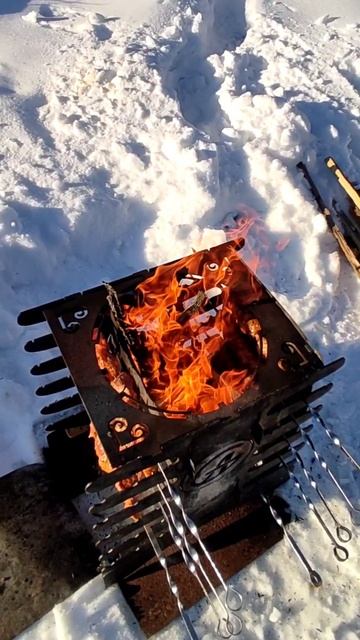 Вертикальный мангал позволяет готовить на открытом о? смотреть онлайн