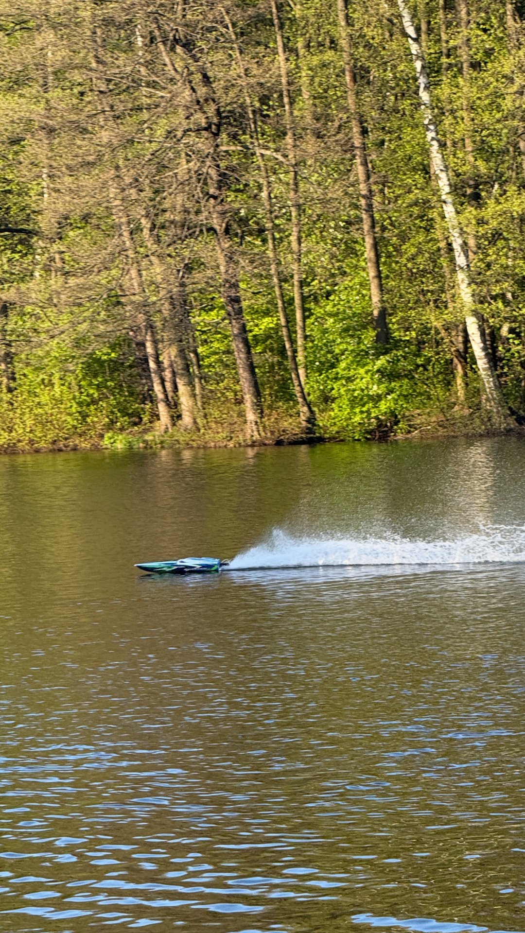 Когда тебе 40, но ты еще ребенок, катер на радиоуправлении смотреть онлайн