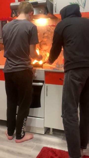 угли для кальяна на плите 😅 #youtubeshorts смотреть онлайн