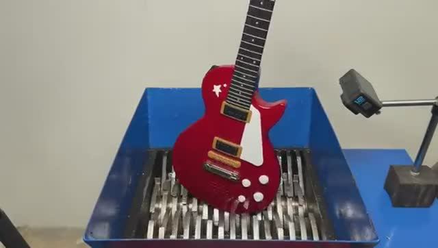 Гитара против измельчителя как она будет звучат на металлических ножах? смотреть онлайн