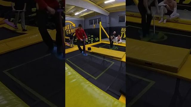 Как я делал первый трюк на батутном самокате. #электри? смотреть онлайн