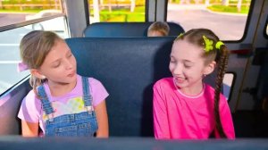 Влад и НикитаВлад и Ники изучают с друзьями правила школьного автобуса