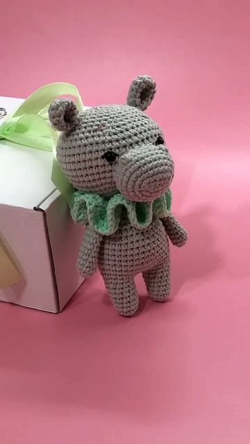 Вязаный бегемотик в мятном жабо #вязаныеигрушки #длямалышей #вязаниекрючком #вязаниедлядетей смотреть онлайн