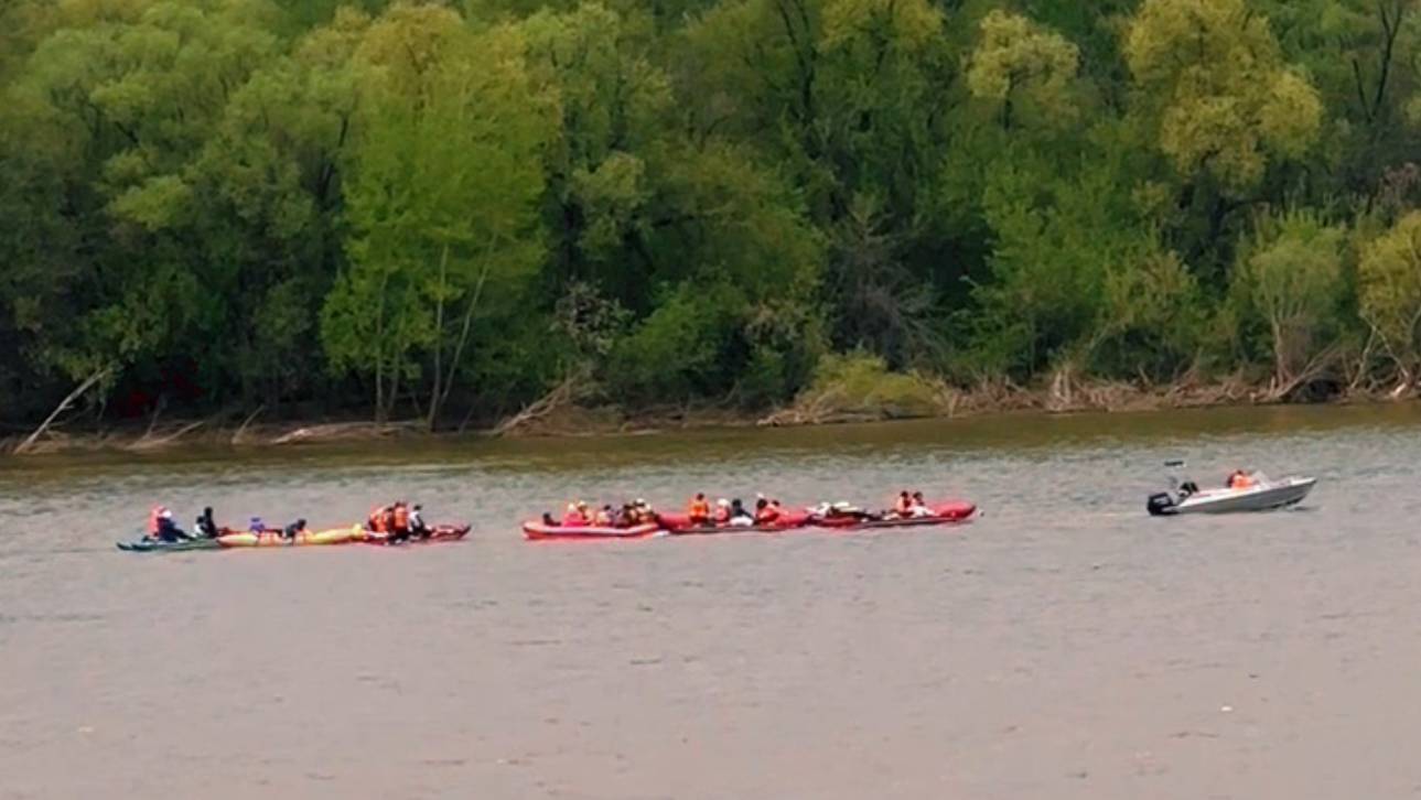 Куда катер МЧС буксирует 8 катамаранов? смотреть онлайн