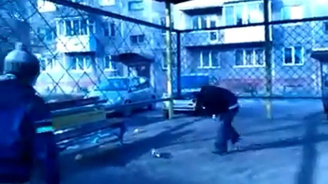 Прикол бутылкой по голове