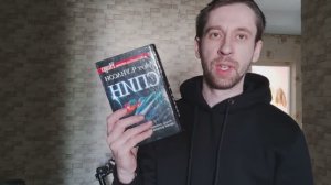 Шикарная книга о жизни в будущем с плохим романом