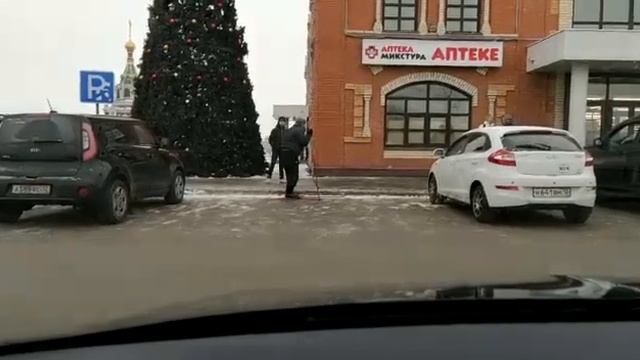 Мужчина решил покататься на лыжах без снега смотреть онлайн