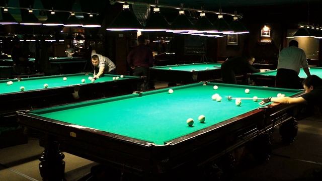 Труабан - от трех бортов после удара шар упал в среднюю лузу в одной из партий по русскому бильярду смотреть онлайн