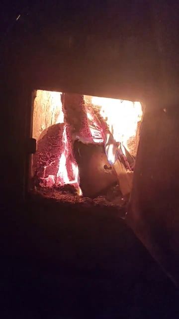 Тепло печи и треск горящих дров в новогоднюю ночь🔥 смотреть онлайн