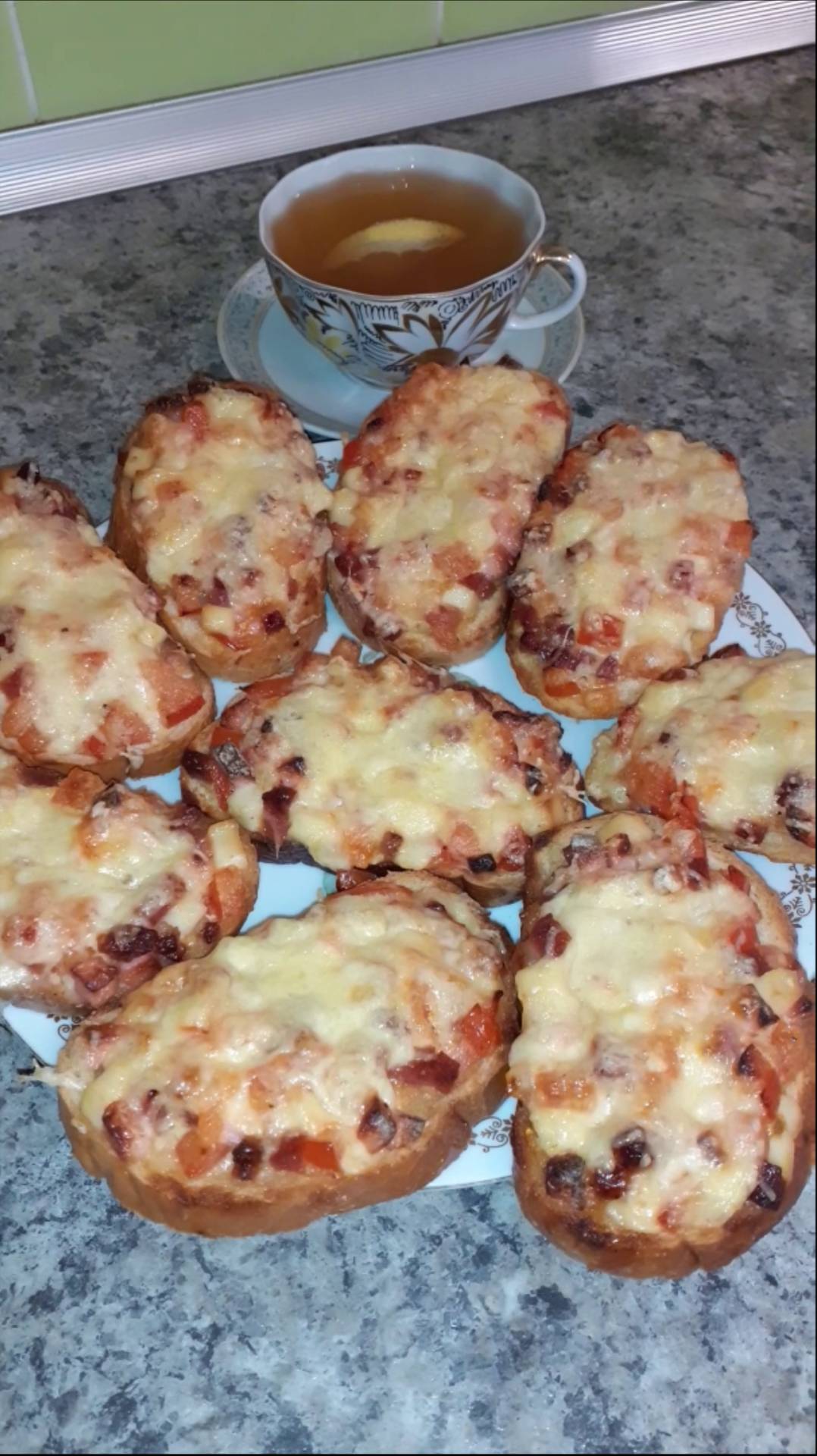 ТАКИХ ВКУСНЫХ ГОРЯЧИХ БУТЕРБРОДОВ В ДУХОВКЕ ВЫ ЕЩЕ ТОЧНО НЕ ГОТОВИЛИ. ГОРЯЧИЕ БУТЕРБРОДЫ С СЫРОМ смотреть онлайн