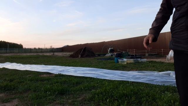 Укрыла третьим слоем свои грядки , У нас мороз . смотреть онлайн