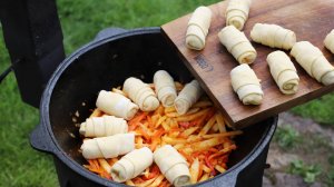 Мясные улитки на овощной подушке в казане на костре