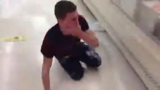 Глупый подросток в супермаркете Кормушка Уникальное Фото Видео Приколы Гифки смотреть онлайн