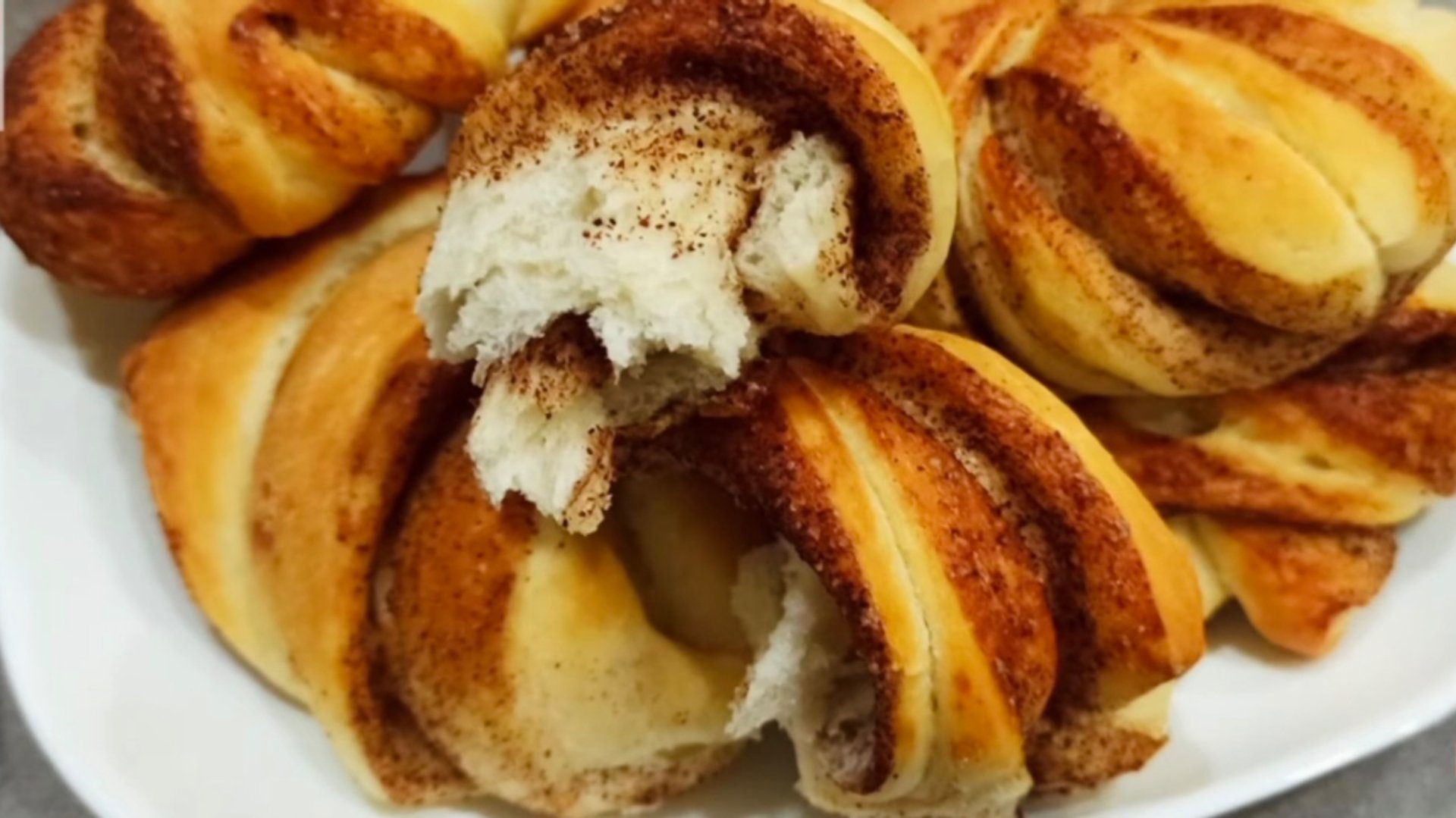 Булочки с корицей из дрожжевого теста / Дрожжевые булочки с корицей и сахаром в духовке смотреть онлайн