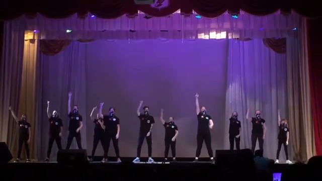 Настя и ее группа по хип-хопу.