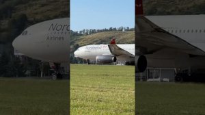 Красивые взлёты и посадки самолётов в аэропорту Сочи ?