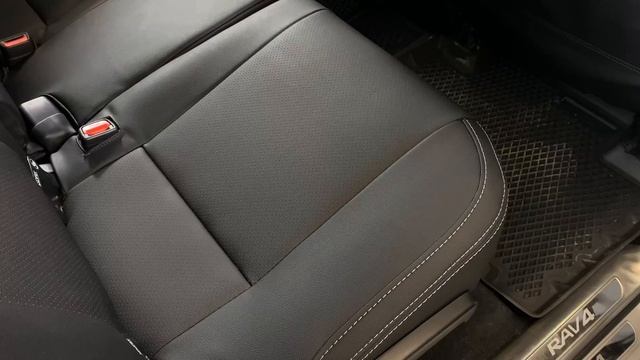 Toyota RAV4 XA40. Авточехлы смотреть онлайн