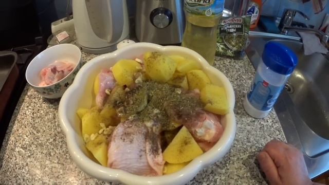 С утра на кухне готовлю завтрак/Погуляли и опять на кухню готовить обед/За весь день так и не прошл смотреть онлайн