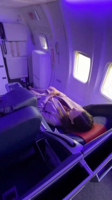 Про самолёт Black Jet авиакомпании AZUR Air, часть 1: Внутри са?