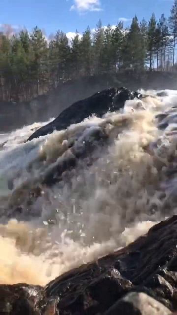 Красивый водопад в карелии.Сброс воды на древнейший вулкан. Вулкан в Карелии. Вулкан, водопад Гирва