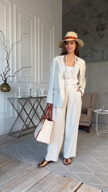 Костюм с брюками на средней посадке и полуприлегающий смотреть онлайн