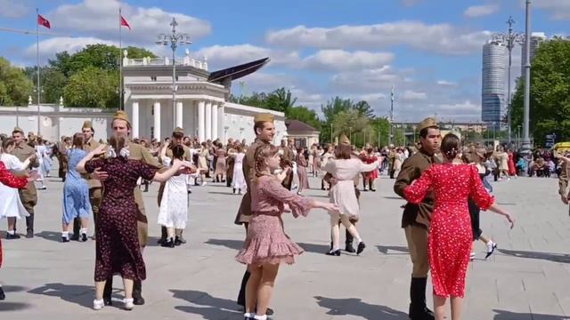 "Майский Вальс" акция на ВДНХ к Дню Победы. смотреть онлайн