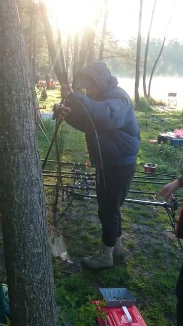 Начало рыболовного сезона на платном пруду