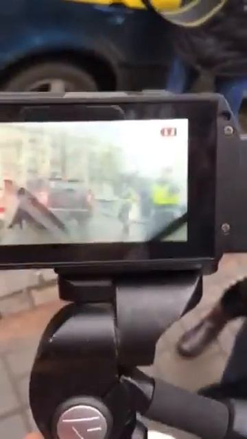 Как гаишник бросается под машину, а потом имитирует перелом ноги