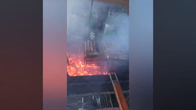 Готовка охотничьих сосисок на костре,вкуснятина на уг смотреть онлайн