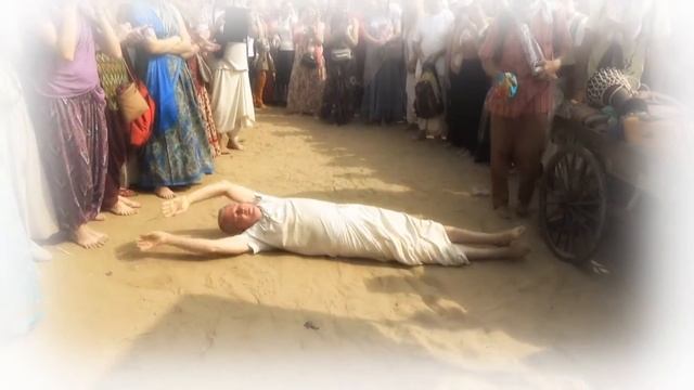 Гуру Махарадх омывается в пыли Говардхана