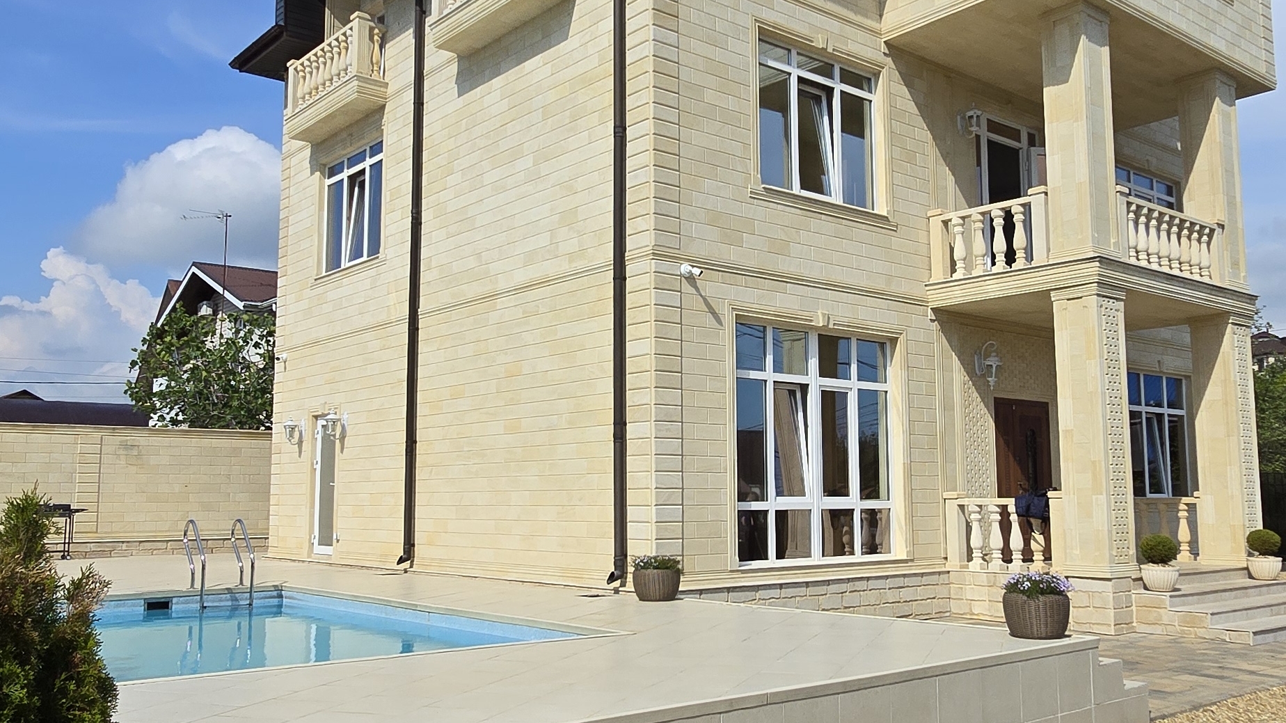 Большой дом с бассейном и ремонтом смотреть онлайн