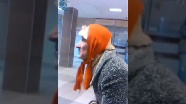 Прикольная бабка в Лиде на вокзале!!!!! смотреть онлайн