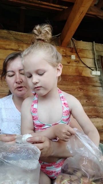 Садим грядки. Маша такая помощница у мамы растёт. Раск? смотреть онлайн
