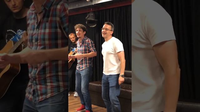 Импровизирана песен  за близнаците. Изпълняват актьорите от Шизи Про - Илиан Илков и Златин Цветков