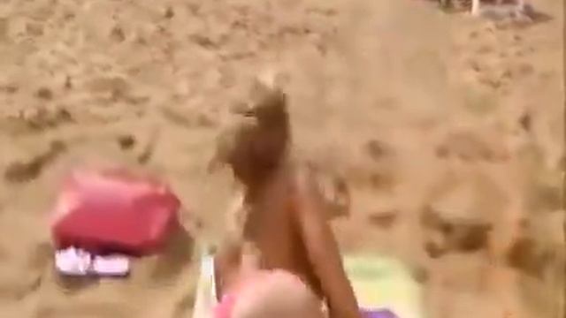 Прикол с девушкой на пляже, пляжные приколы смотреть онлайн