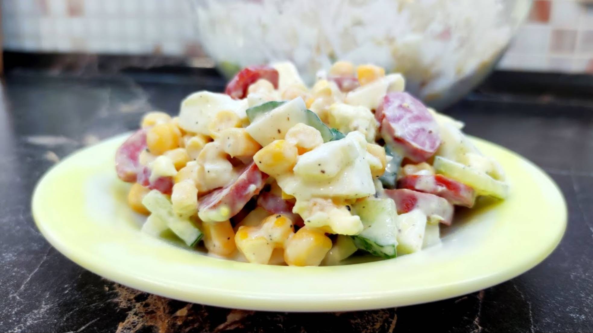 Салат с охотничьими колбасками. Быстрый салат за 10 минут. Рецепт салата. смотреть онлайн