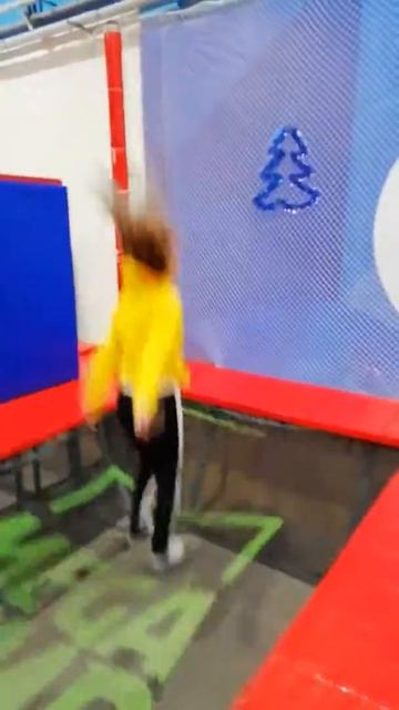 Прыгаем на батуте 😀 смотреть онлайн