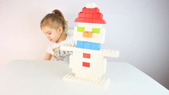 Каролина Нашла Волшебную Палочку и Колдует Снеговика