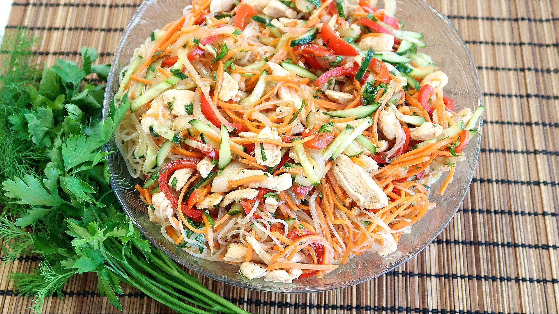 Салат с фунчозой, курицей и овощами. Яркий, сочный и невероятно вкусный